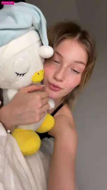 Kelly Bouncing Her Ass On The Bed Nude OnlyFans Video