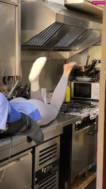 Kelly Arching Her Back In Blue Leggings Nude OnlyFans Video
